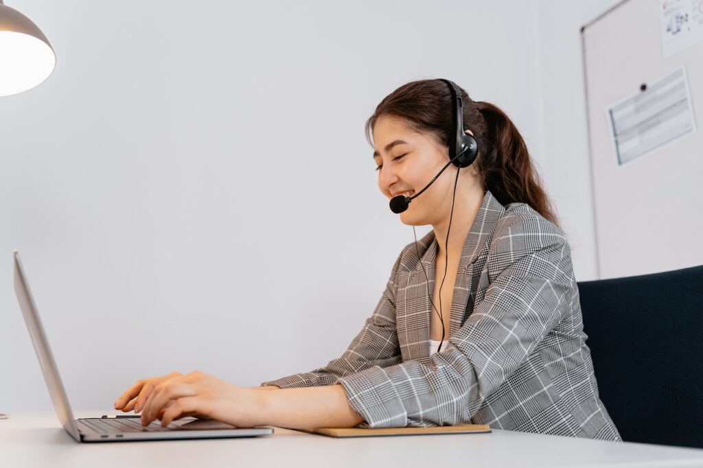 woman, telemarketing, communication-6573021.jpg